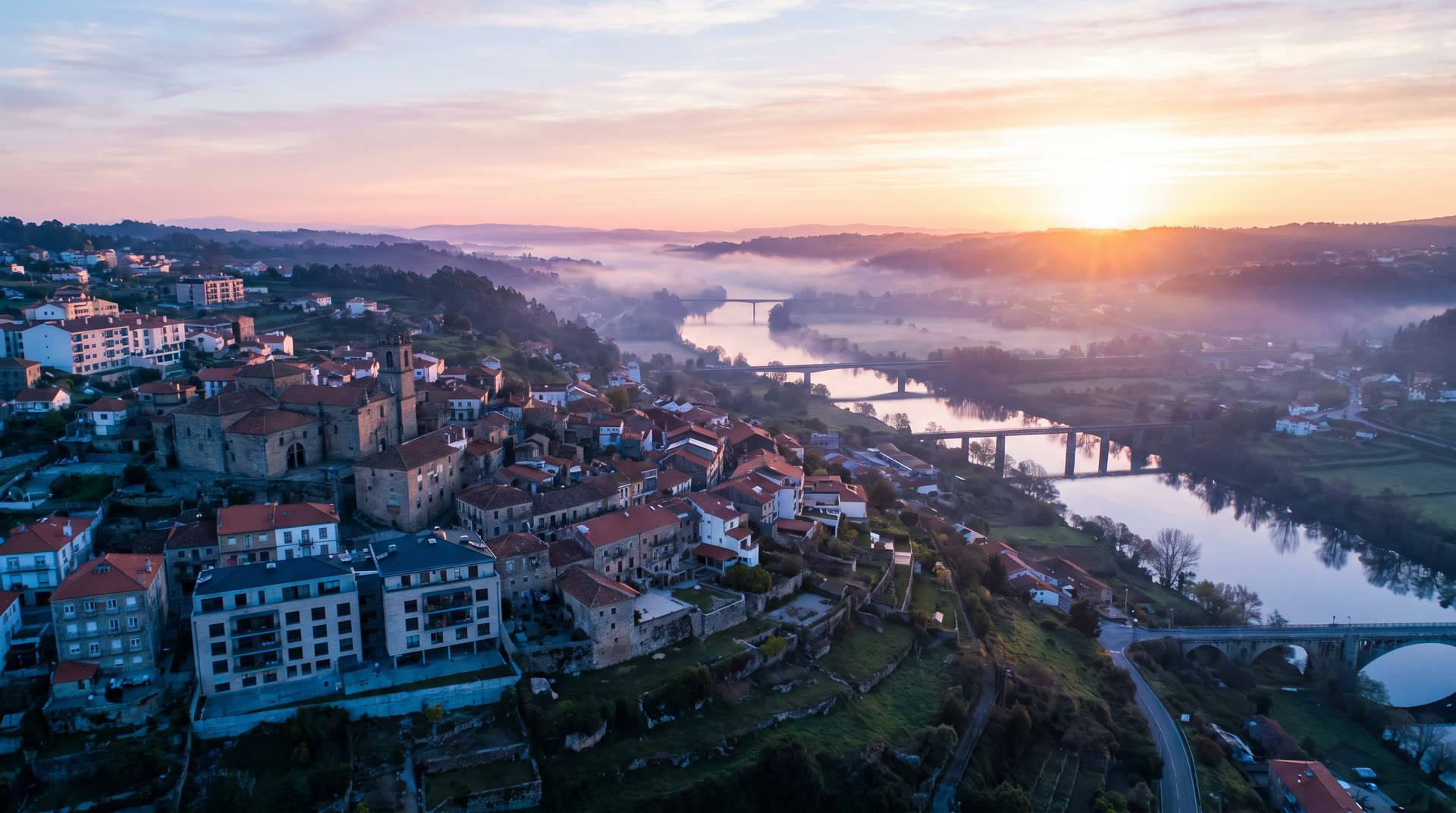 Una città su un fiume all'alba, in un altro paese
